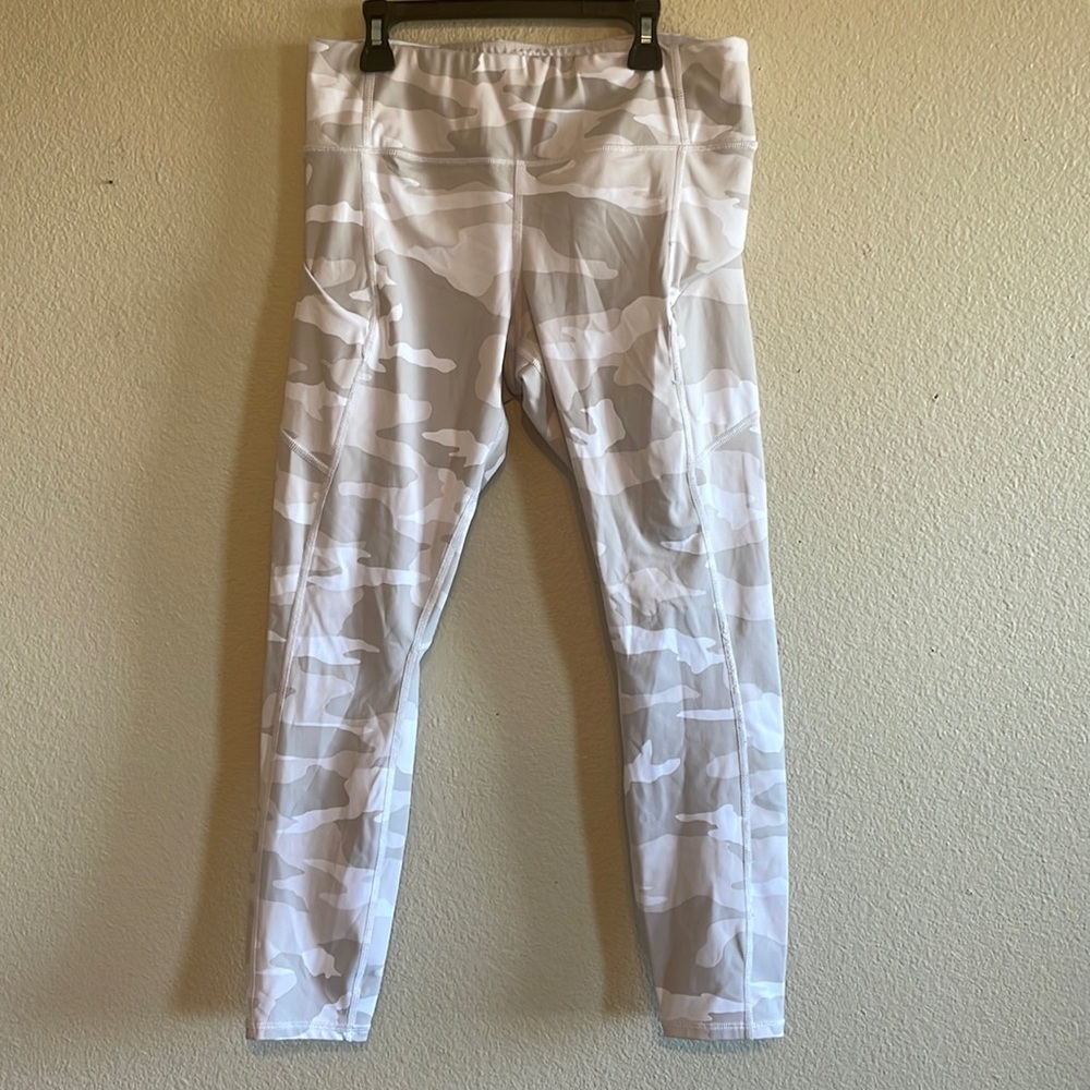 Athleta Camp Contender 7/8 Tight Color White size‎ medium